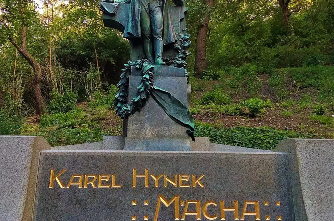 Socha Karla Hynka Máchy s jeho jménem na podstavci v parc.