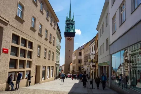 Historické náměstí ve Znojmě s věží radnice a chodci.