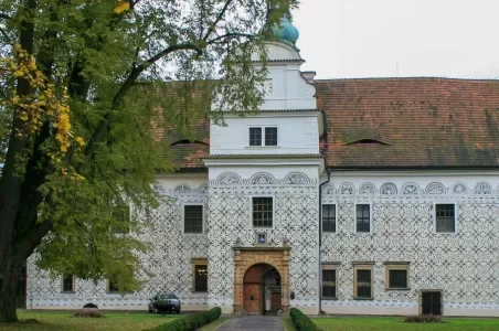 Historická budova s dekorativními vzory v Rychnově nad Kněžnou.