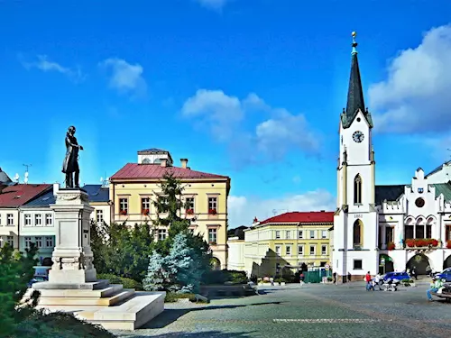 Náměstí v Trutnově s kostelem sv. Jakuba a sochou.