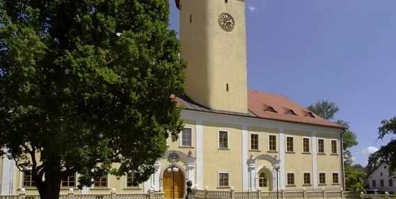 Historické radnice s věží v centru města Třeboň.