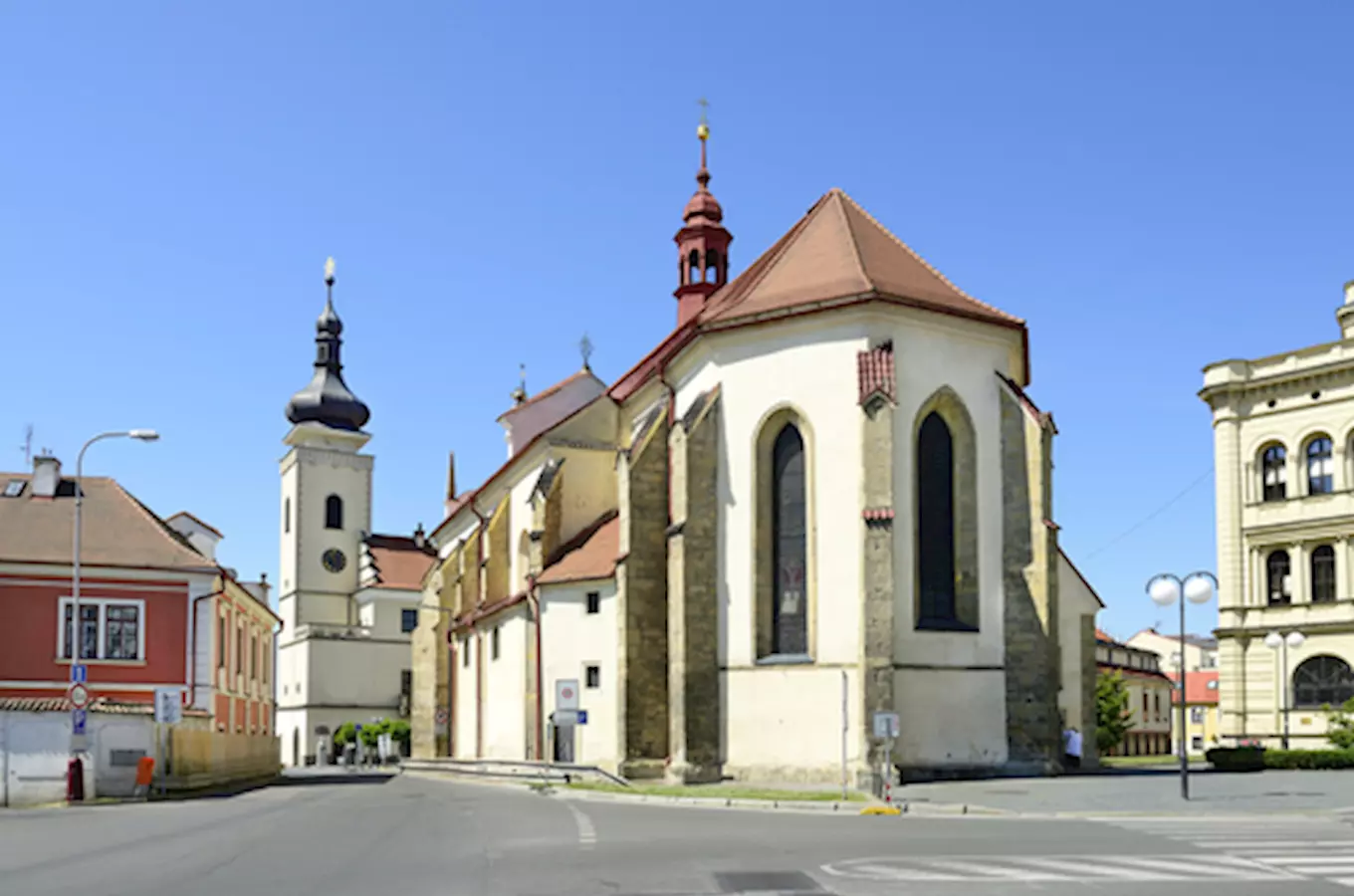 Historická kostel v Mladé Boleslavi na slunečný den.