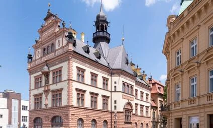 Historické radnice v Chrudimi s věží a barokními detaily.
