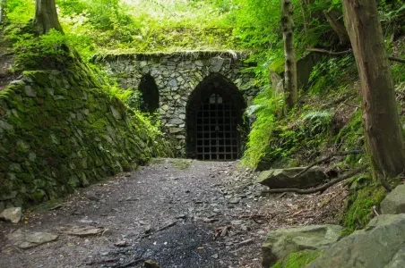Kamenný tunel v lesu poblíž Prahy