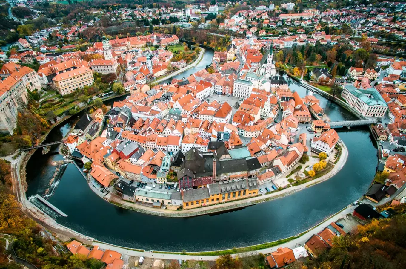 Pohled na město Cheb z výšky s řekou v zákrutě.