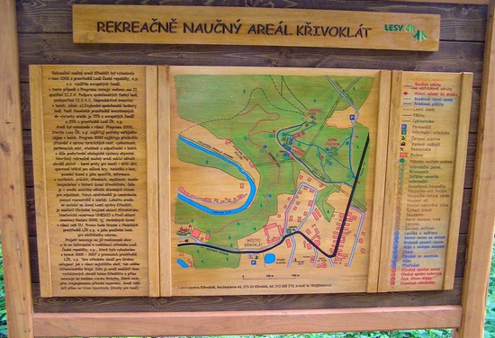Mapa rekreačního areálu hradu a zámku Křivoklát s cestami.