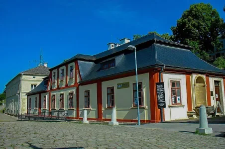 Historická budova v centru města Náchod na kamenné ulici.