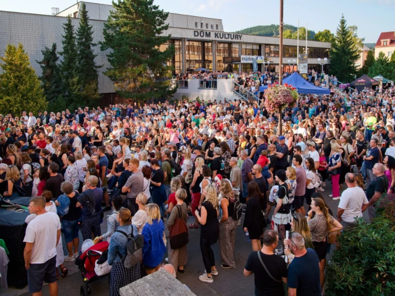 Velká shromáždění lidí před kulturním domem na akci v Sušici.