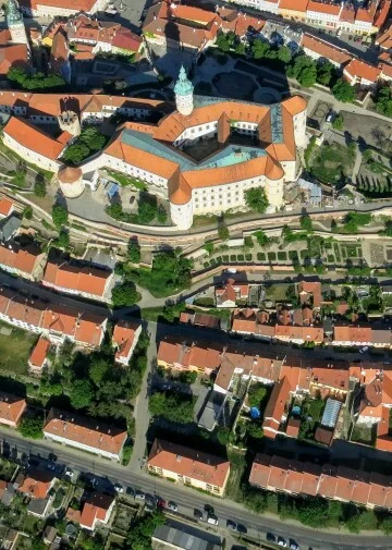 Pohled z výšky na hrad v Mikulově s červenými střechami