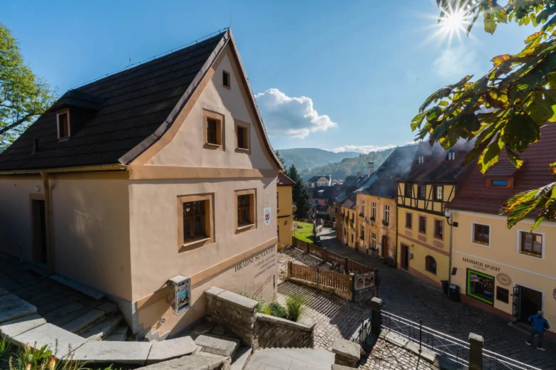 Historické centrum města Loke s původními domy na náměstí.