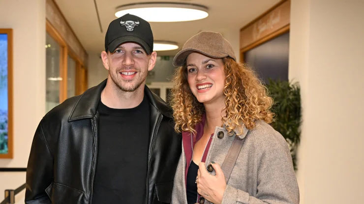 Dominik Vršanský s partnerkou v kancelářském chodbě