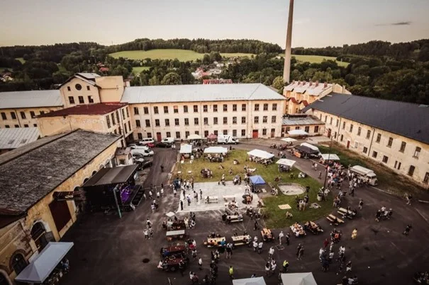 Návštěvníci na venkovním festiválu v historické budově v Krnově.