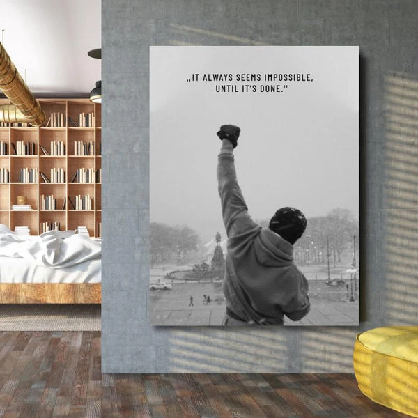 Motivační plakát s citátem o překonání nemožného v interiéru.
