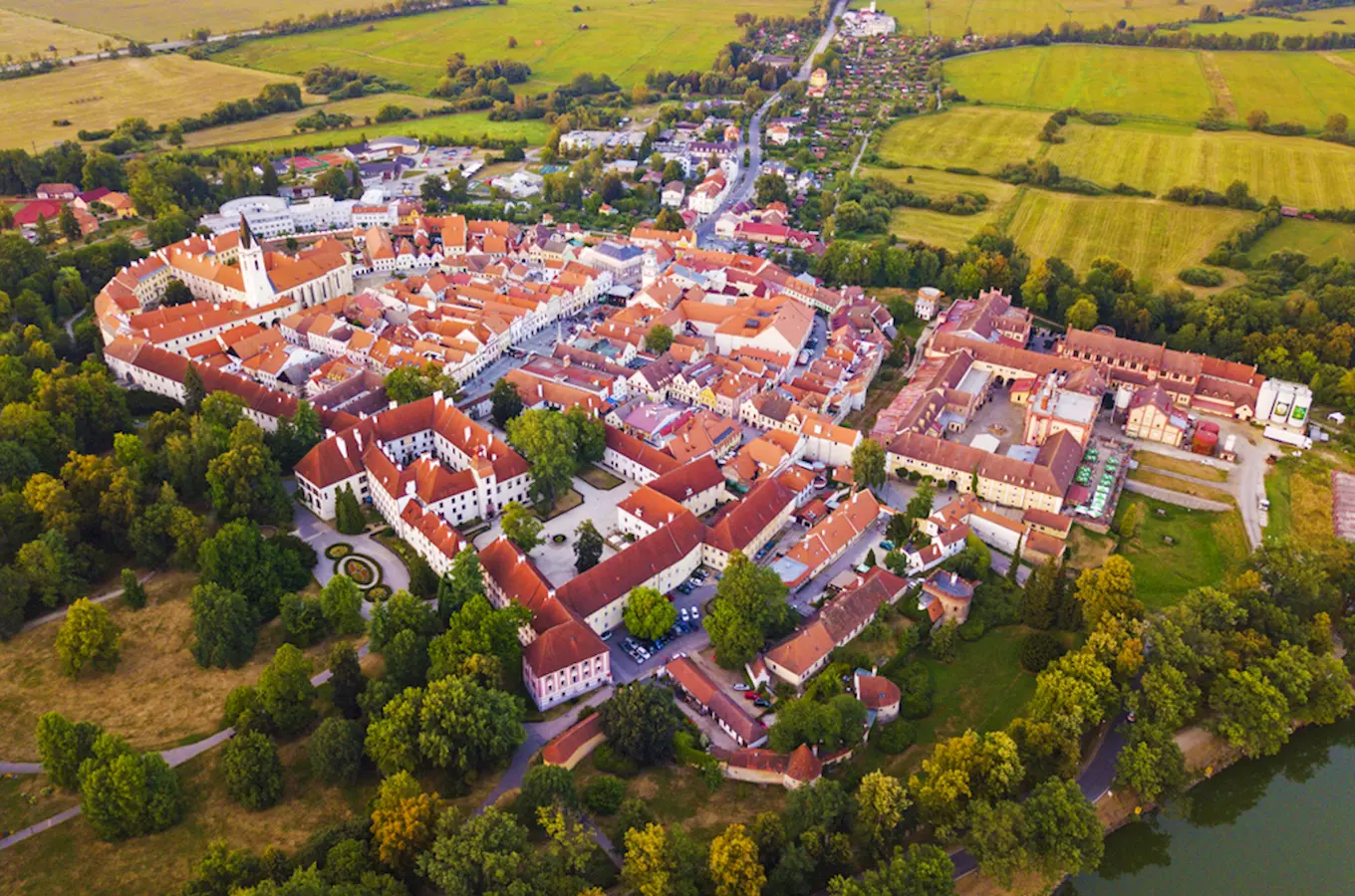 Letový pohled na město Třeboň s kostelem a okolní krajinou.