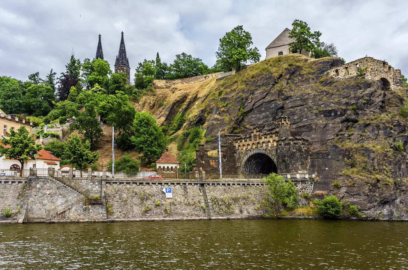 Pohled na hrad Vyšehrad v Praze s řekou Vltavou.