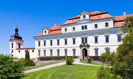 Historické zámek v Rychnově nad Kněžnou s červenou střechou.