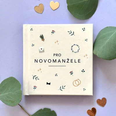 Kniha pro novomanžele s květinovými motivy mezi listy.