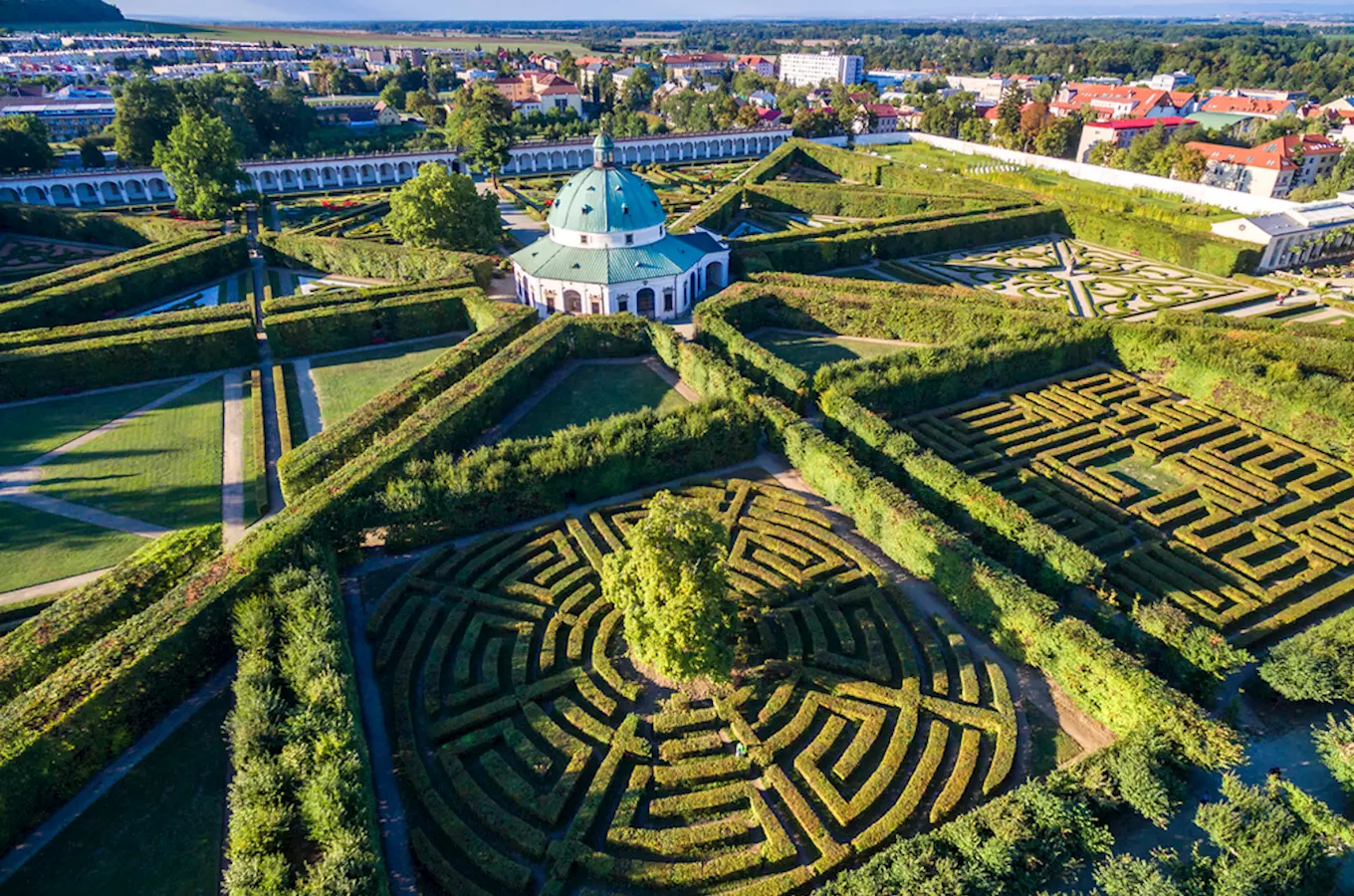 Pohled na zeleňové zahrady s labiryntem v Kroměříži