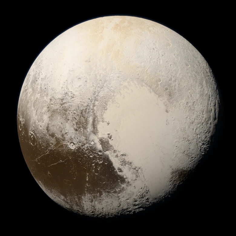 Fotografie trpasličí planety Pluto s krátery na tmavém pozadí vesmír.