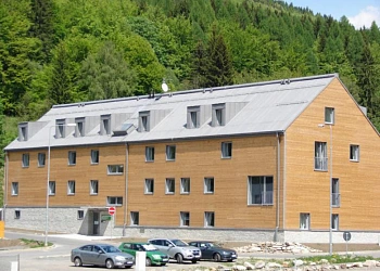 Moderní dřevěný dům na Dlouhých Stráních s parkováním uvnitř.