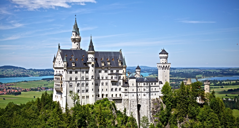 Bílé hrad Neuschwanstein na kopci v Německu.