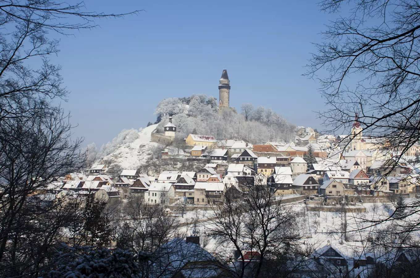Zimní pohled na historické městečko Štramberk s věží.