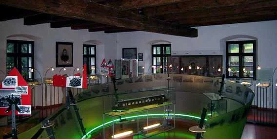 Výstavní sál muzea v Novém Jičíně s exponáty a vitrínami.