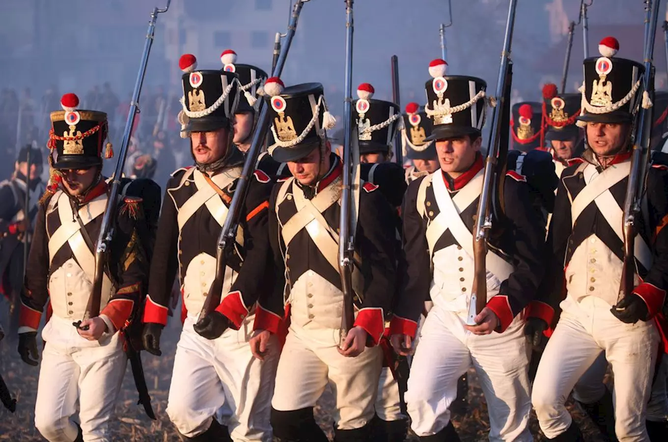 Rekonstrukce bitvy u Slavkova s vojáky v uniformách napoleonské armády.
