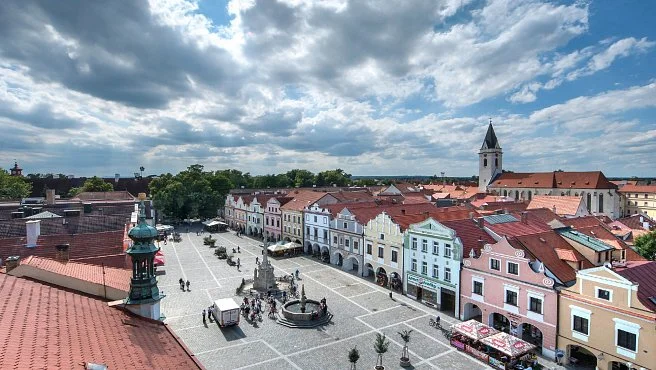 Historické náměstí s fontánou a barevnými domy v jižních Čechách.