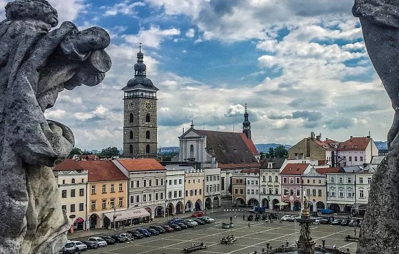 Hlavní náměstí v Českých Budějovicích s historickými budovami.