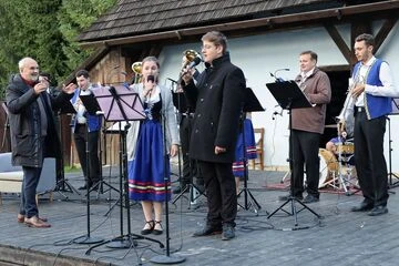 Folková skupina hraje na akci Veselý kopec venku.