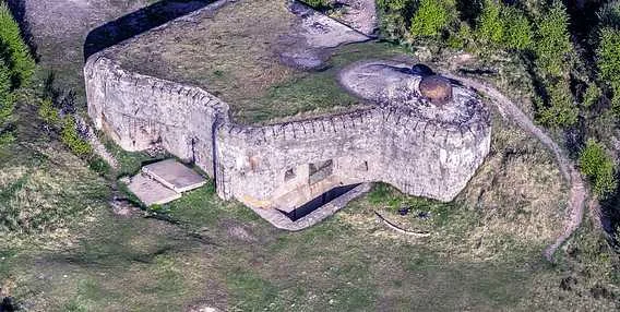 Zřícenina staré kamenné pevnosti na kopci v příbramském okolí.
