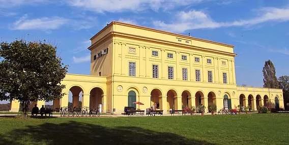 Žlutý historický dům s arkádami v Moravské Nove Vsi