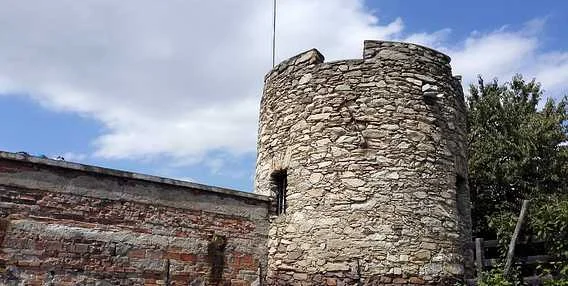 Zřícenina kamenné věže ve Znojmě nebo okolí.
