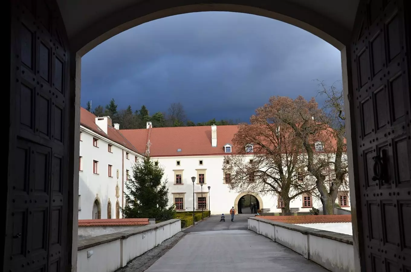 Historická budova na Černé hoře s červenou střechou.