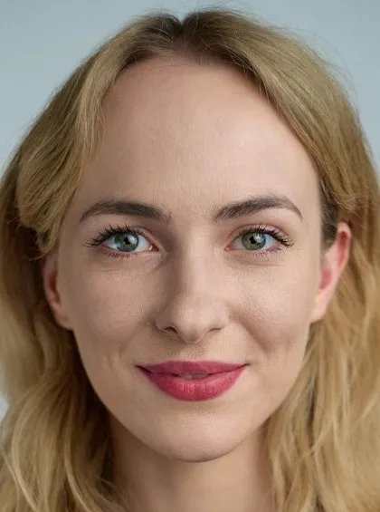 Portrét herečky Eliževety Maximové s blond vlasy.