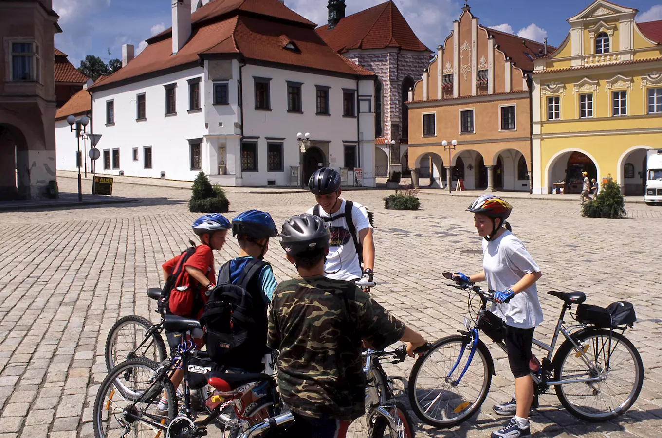Děti s bicykly na náměstí v Pelhřimově.