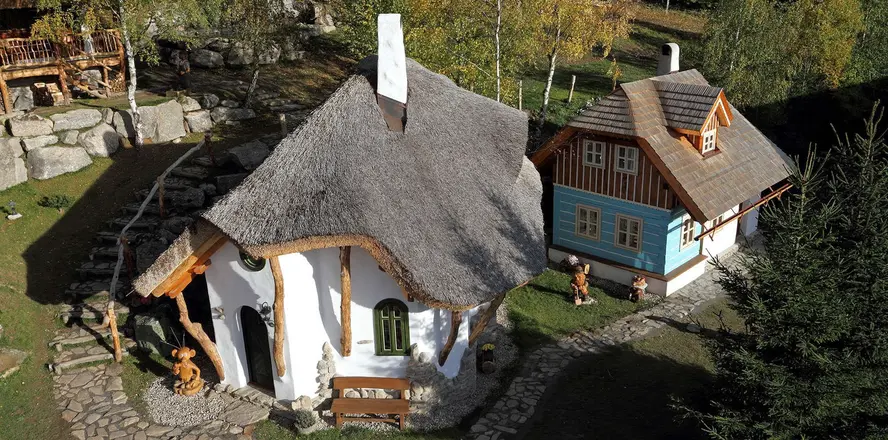 Dvě chatrče na venkově vhodné pro výlety s dětmi.