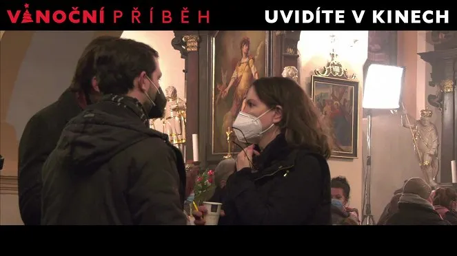Dva lidé v rouškách mluví uvnitř kostela pro pořad Vánoční příběh.