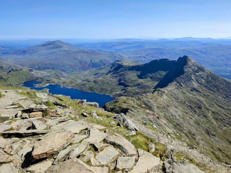 Pohled na horskou krajinu Wales s jezerem v údolí.