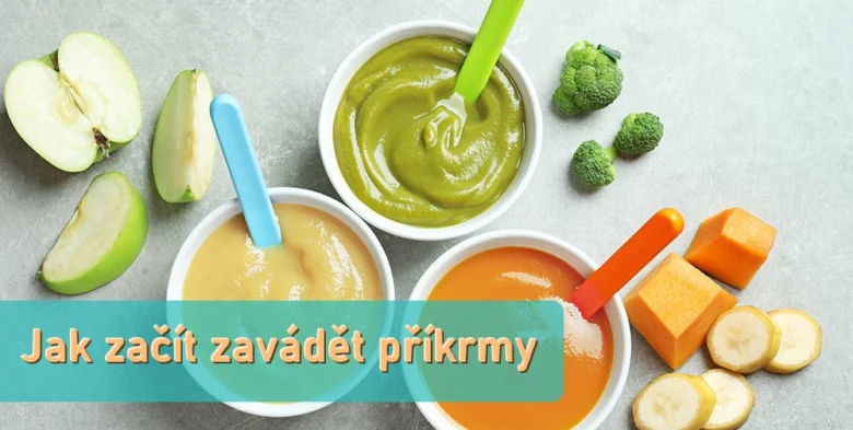 Dětské příkrmy z ovoce a zeleniny v misích s lžičkami.