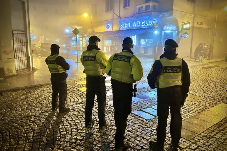Policii stojí před klubem na Stodolní ulici v Ostravě.
