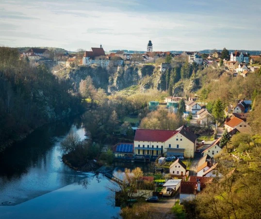 Pohled na město Bechyně s řekou v údolí