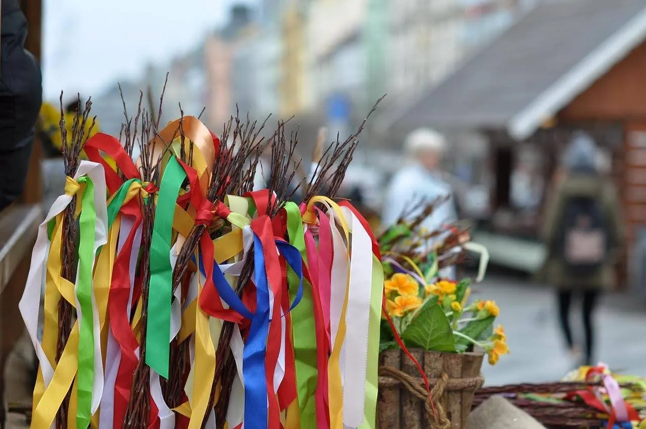 Velikonoční vavřín s barevnými stuhami na jarmarku.