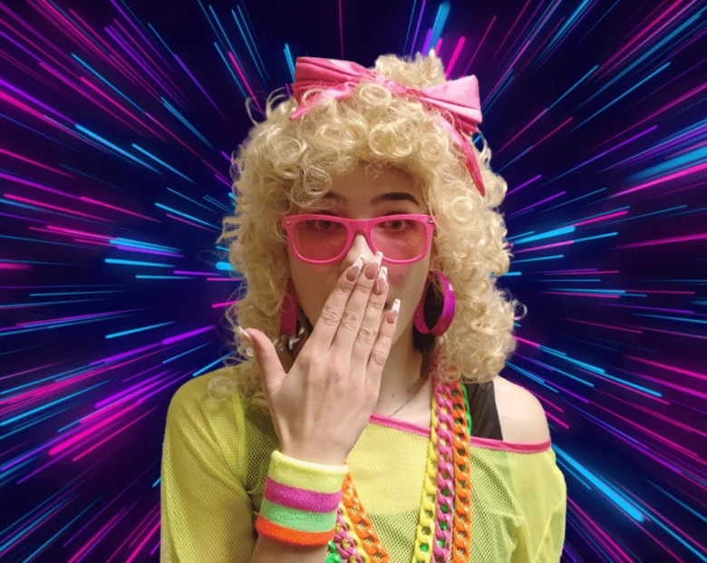 Osoba v modě z osmdesátých let s blond perukou.