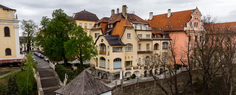 Exteriér Vily Primavesi v Brně s okolními budovami a stromy.