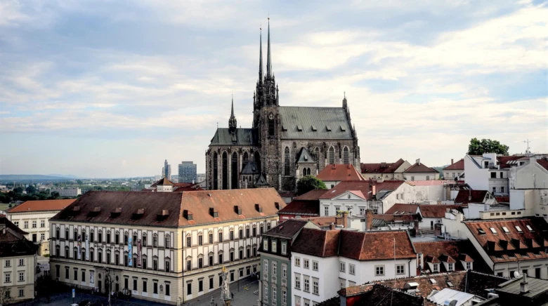 Pohled na historické centrum města Brna s kostelem.
