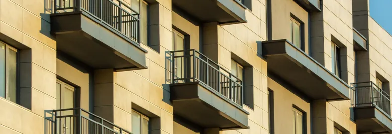 Moderní bytový dům s balkony pro článek o hypotéce.
