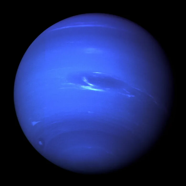 Modrá planeta Neptun s viditelnými oblaky na černém pozadí.