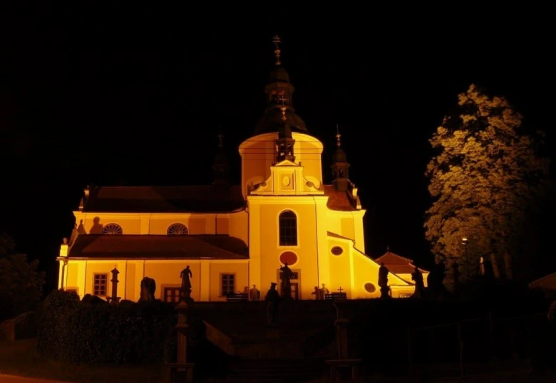 Osvětlená kostel na kopci v Chlumu u Třeboně